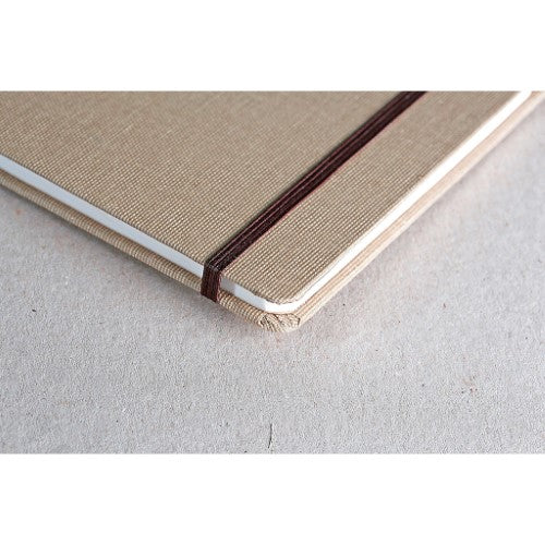 Goldline Album Natural A4 with fabric cover, elastic closure, 30 sheets of high-quality grained paper for versatile art projects.