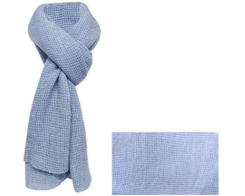 Light blue textured scarf measuring 65 x 185 cm, made of 50% polyester and 50% acrylic, ideal for winter layering.