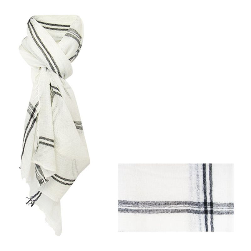 Luxurious white check scarf in a 95x195 cm size, perfect for stylish layering with fringed edges.