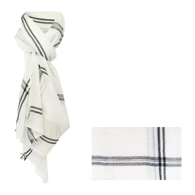 Luxurious white check scarf in a 95x195 cm size, perfect for stylish layering with fringed edges.