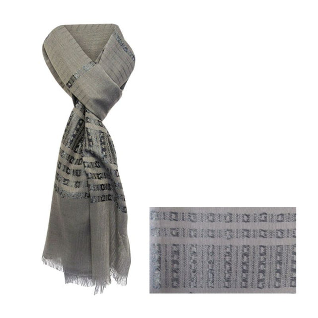 Chic Chain Pewter Scarf, 180 cm long and 70 cm wide, features a stylish chain design and fringed edges.