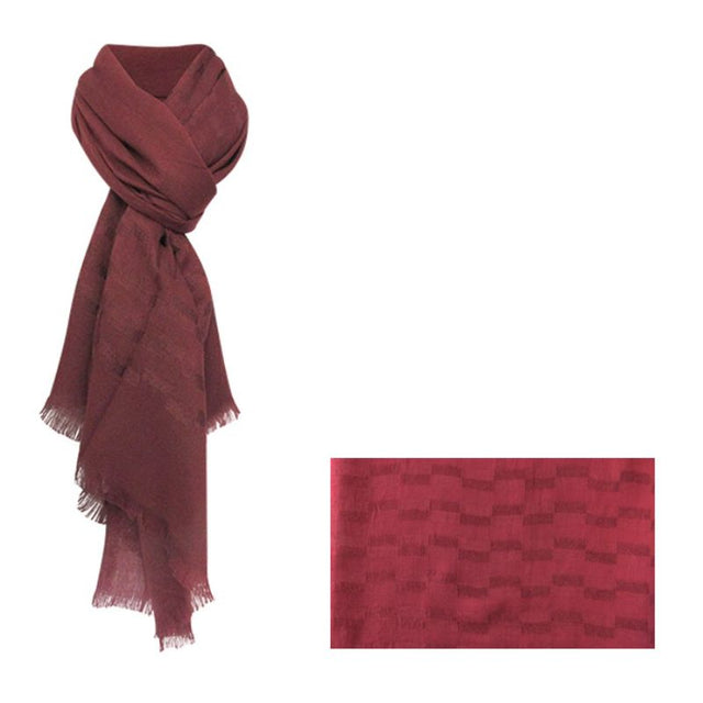 Elegant burgundy scarf measuring 180cm, featuring fringed edges, perfect for layering in every season.