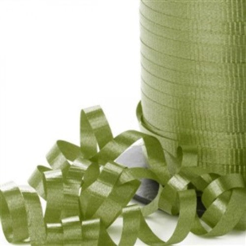 Moss green curling ribbon, 450m long, 5mm wide, perfect for gift wrapping and crafting projects with elegant curls.