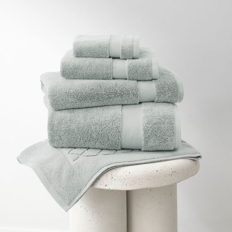 Plush Turkish bath towel in duck egg color, measuring 70 x 140cm, made from 100% OEKO-TEX® certified cotton.