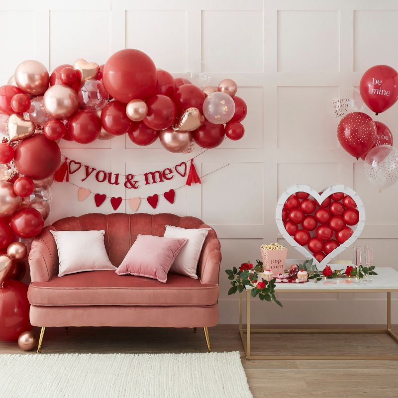 Heart-shaped balloon mosaic stand for romantic occasions, eco-friendly, easy to assemble, measures 60 x 60 x 15 cm.